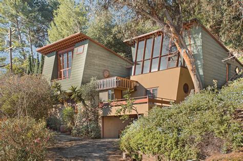 The property is only minutes away from the Sunset Strip, Hollywood, West Hollywood, and Studio City, in a section of L. . Laurel canyon celebrity homes